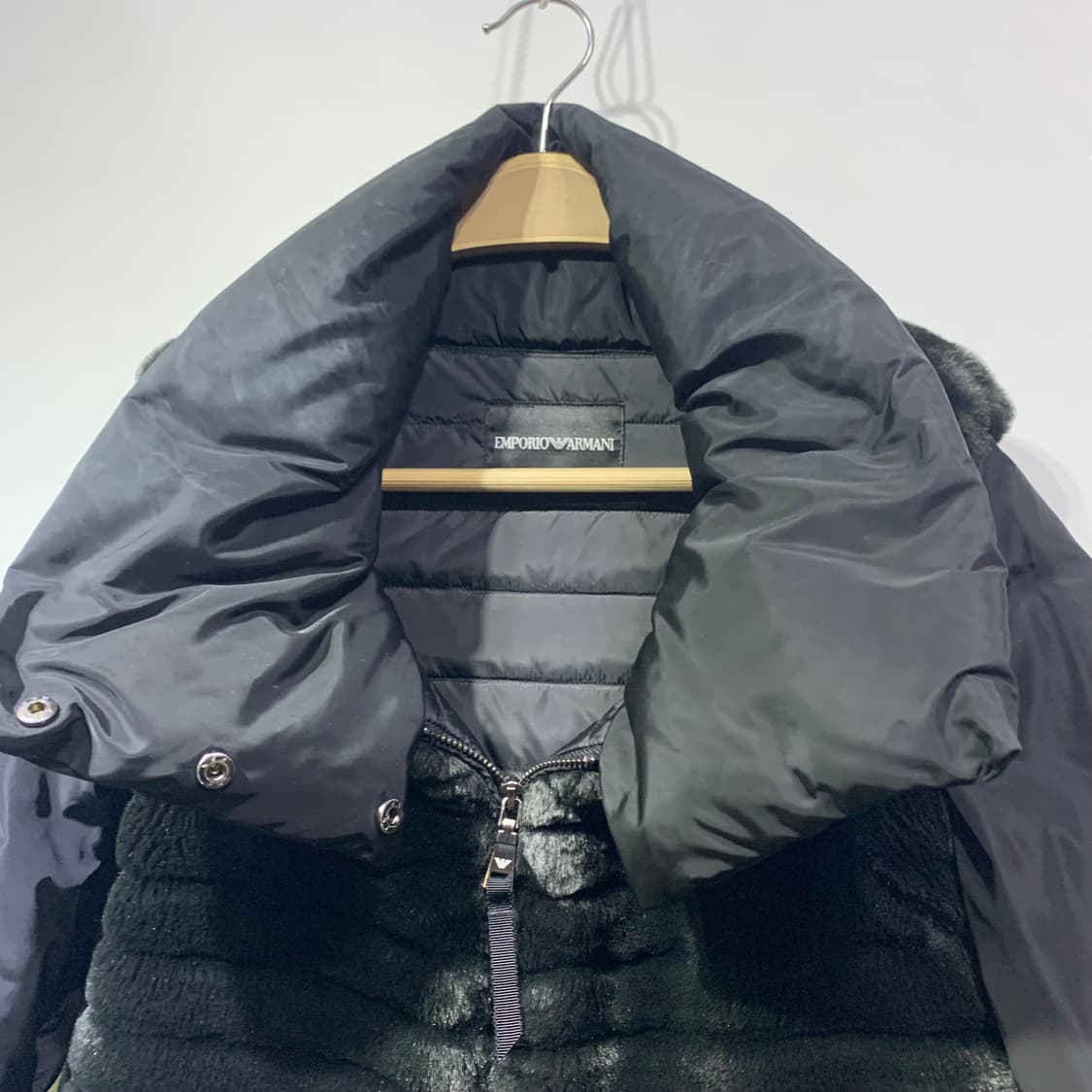 엠포리오 아르마니 모피스타일 다운자켓 판매합니다 상품이미지3