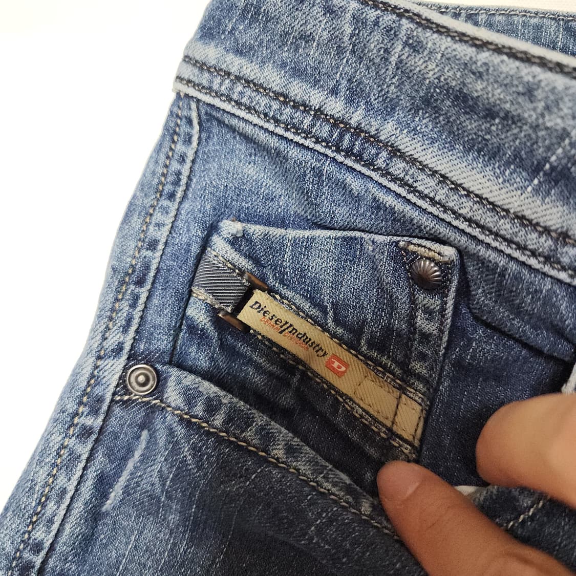 DIESEL DARRON 디젤 워시드 테이퍼드 데님팬츠 상품이미지10