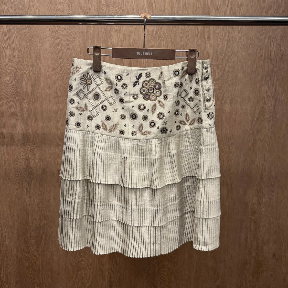 크리스찬 디올 미디 스커트 자수 아트워크 미러 장식 플리츠 디테일 베이지 상품이미지3