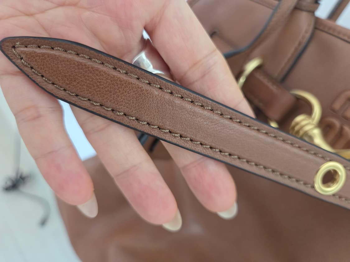 미우미우 브라운 가죽 토트백 상품이미지4