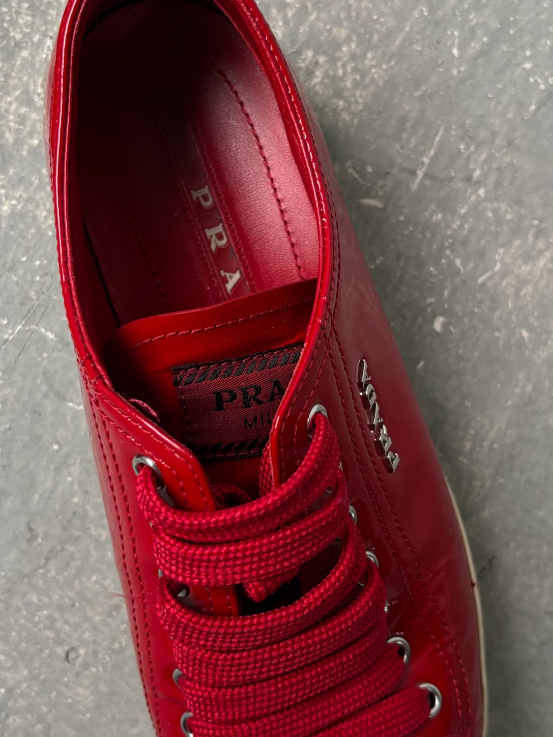 프라다 레드 에나멜 스니커즈 상품이미지1