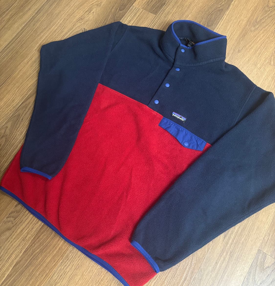 파타고니아 신칠라 네이비 레드 켄달제너 착용제품 M사이즈 판매합니다. 상품이미지4