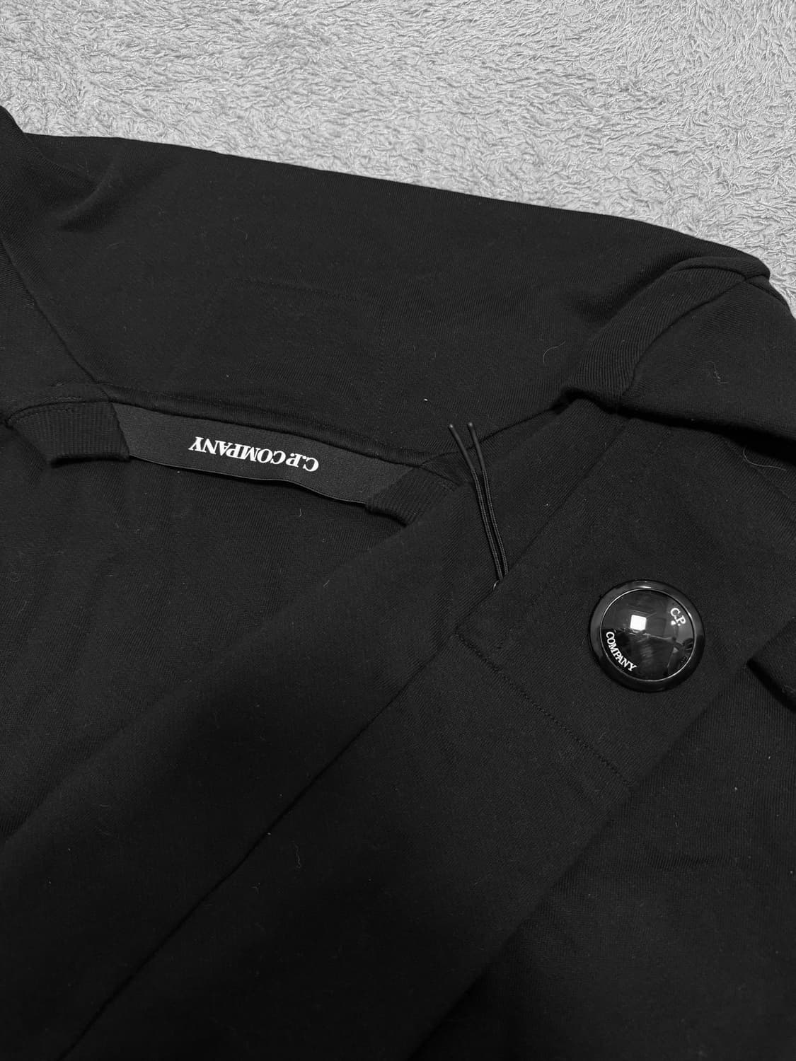 씨피컴퍼니 렌즈 와펜 맨투맨 상품이미지2