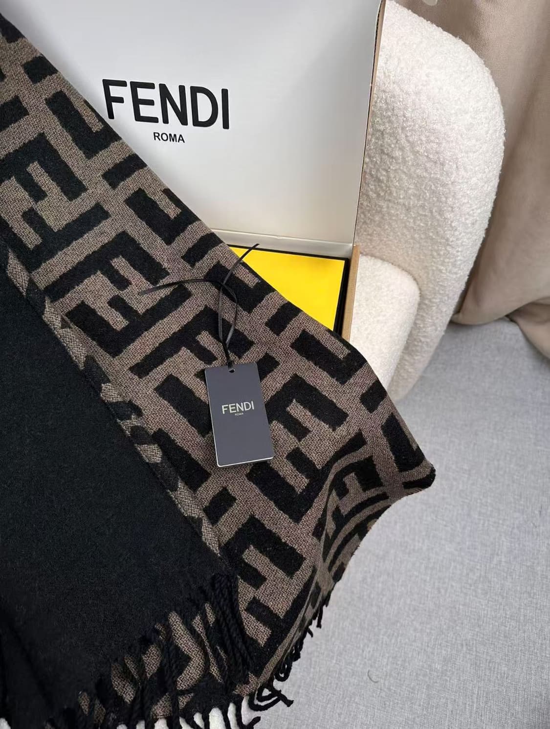 FENDI 구미풍 케이프 울 캐시미어 니트 머플러 여성용 상품이미지4