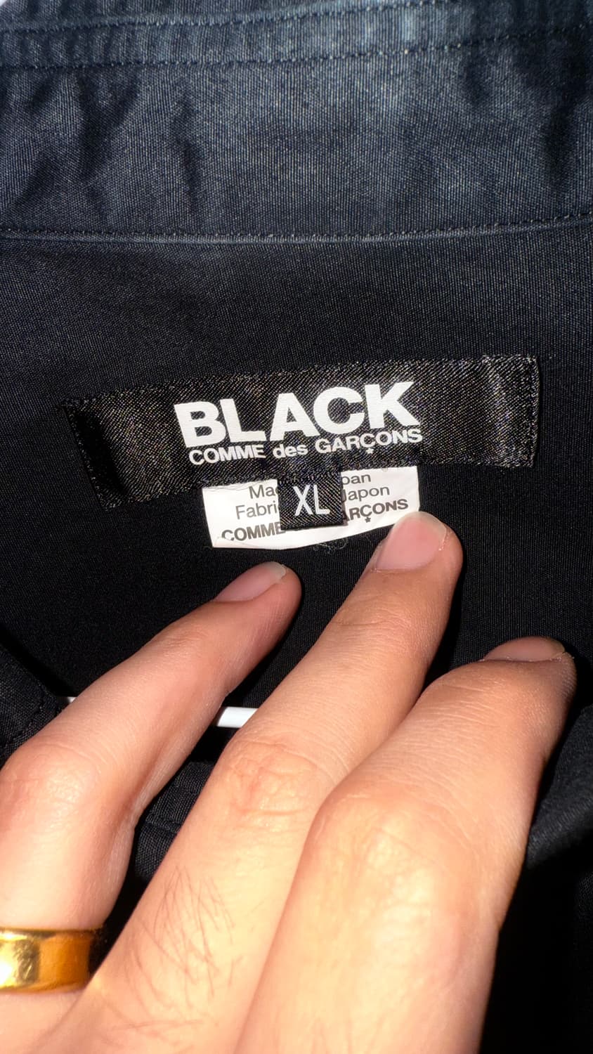 24SS 꼼데가르송 블랙 비대칭 셔츠 상품이미지4