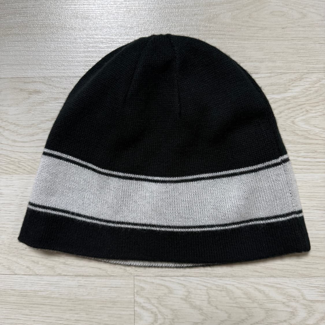 오클리 TNP 리버시블 비니 블랙아웃 화이트 상품이미지3