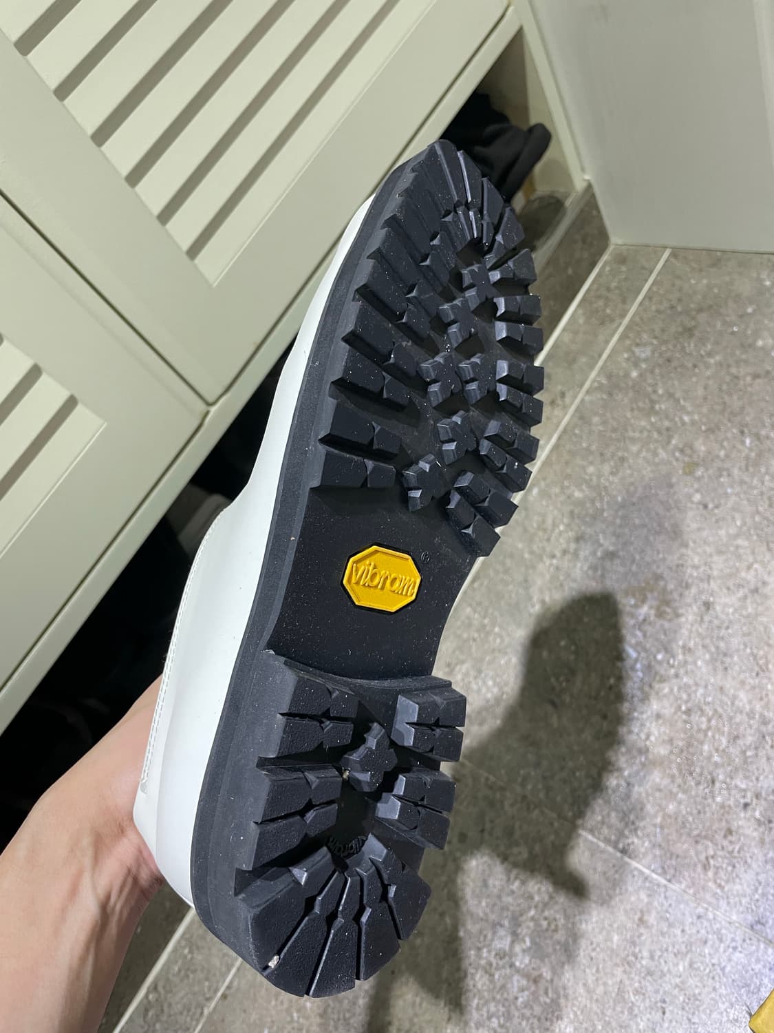 스튜디오 니콜슨 자라 화이트 블랙 슬립온 로퍼 레더 비브람 상품이미지5