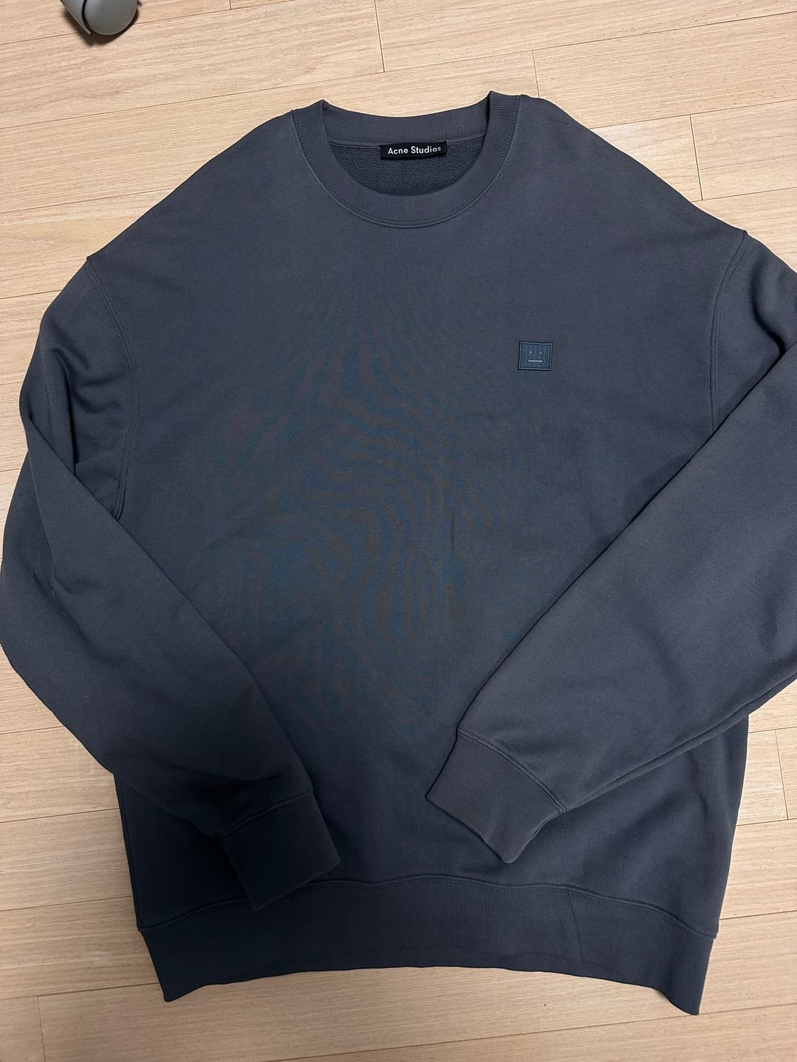 아크네 포바 맨투맨 스톤색상 상품이미지1