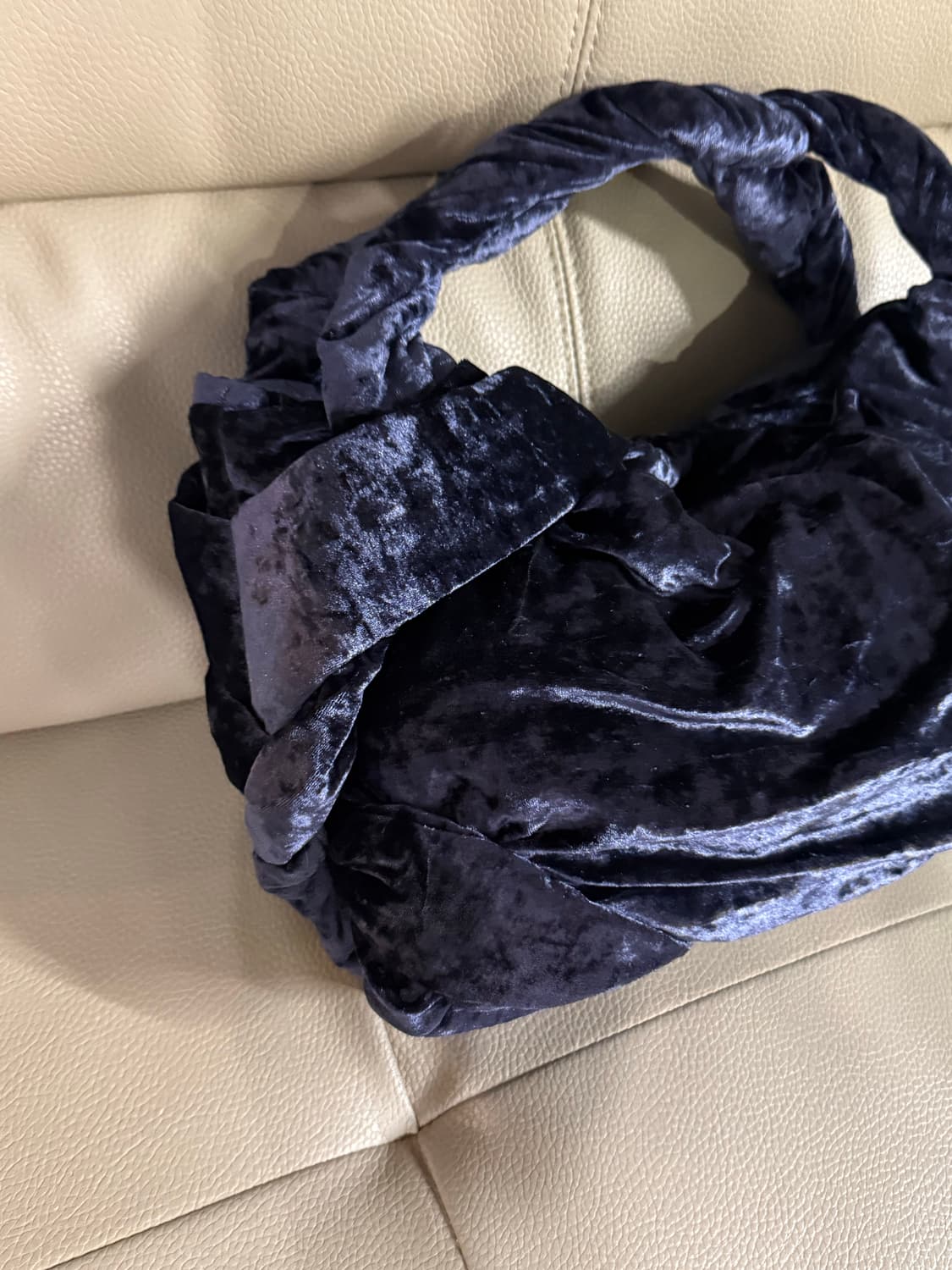 twist line detail velour shoulder bag 상품이미지3