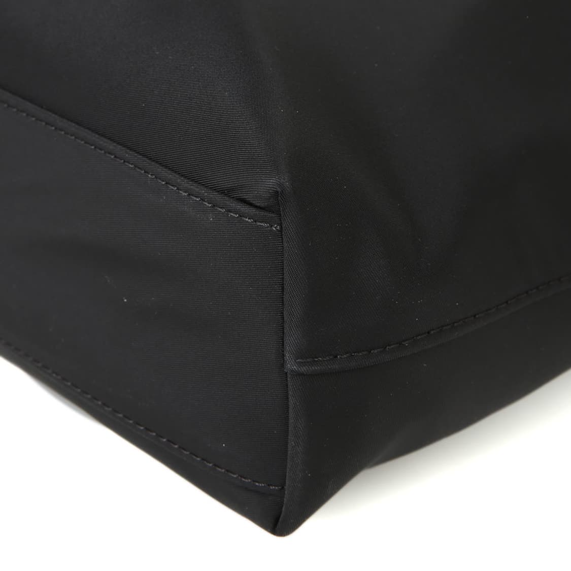 버버리 로고 프린트 나일론 토트백 8026233 블랙크로스 상품이미지8