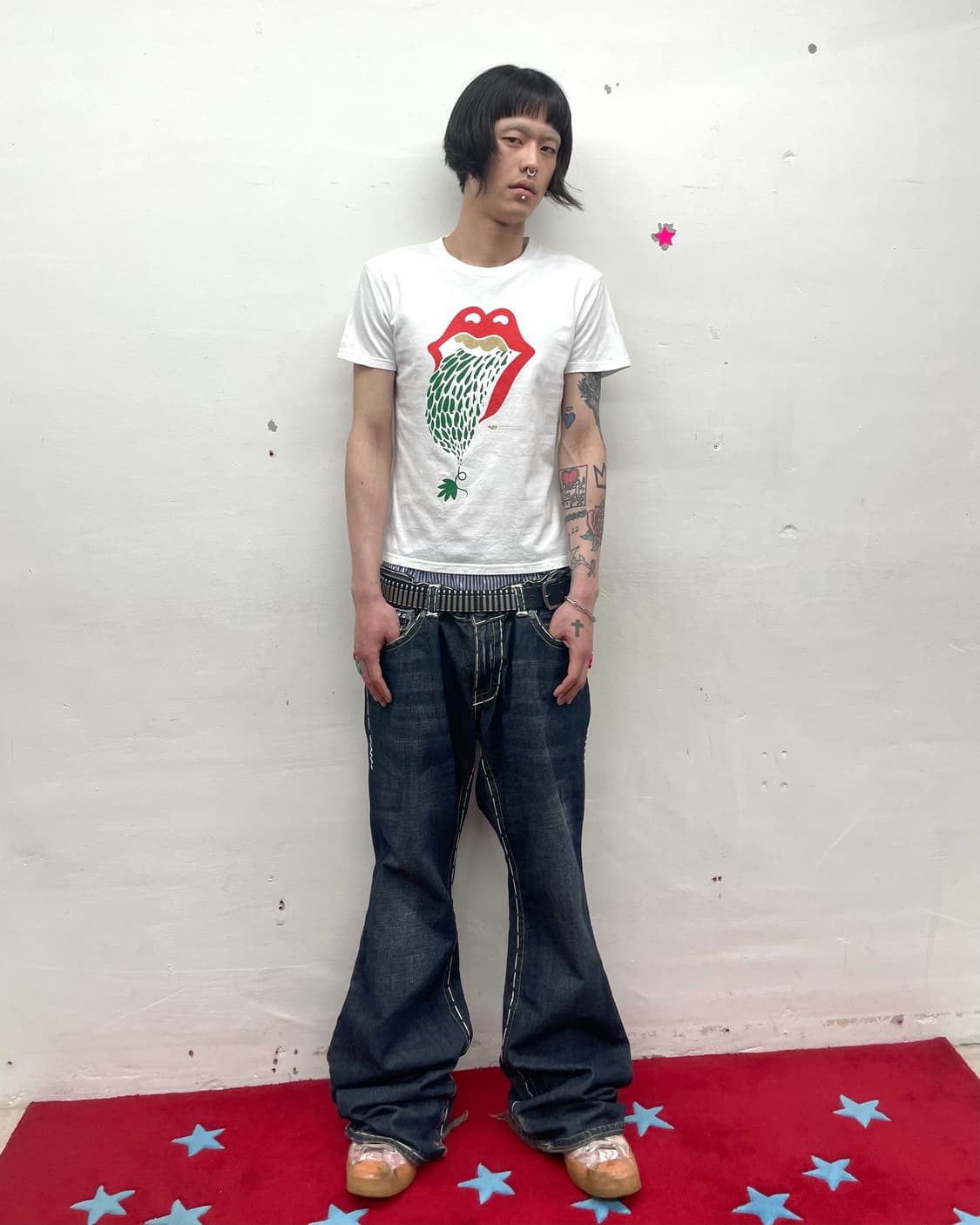 white T-shirt with lip leaves  상품이미지5