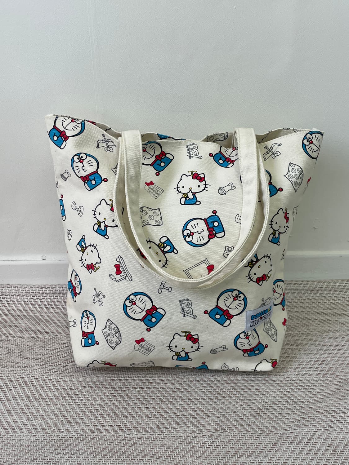 헬로키티 x 도라에몽 올오버 캐릭터 프린트 캔버스 토트백 J04172 상품이미지2