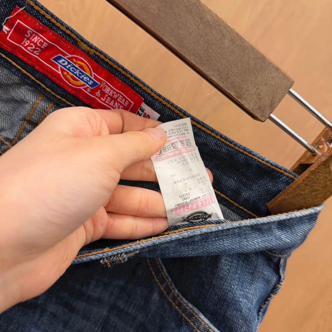 디키즈 데님 미디 스커트 백 포켓 레드 로고 탭 디테일 H라인 진청 상품이미지8