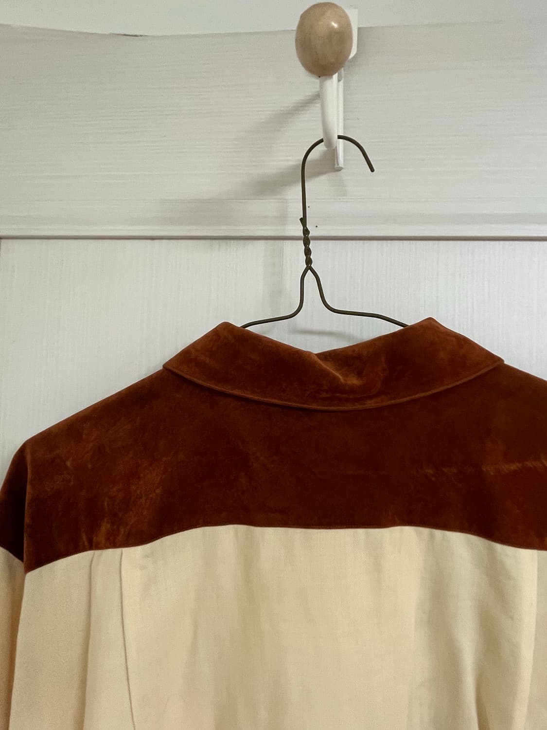 ISH MAISON 스웨이드 배색 강아지 자수 셔츠 블라우스 상품이미지4