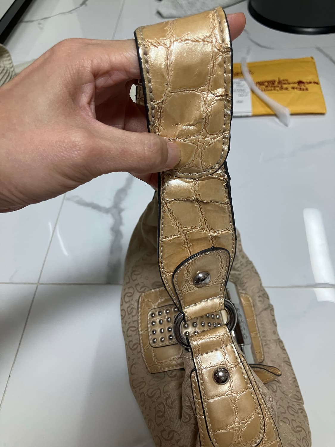 게스 2000s Y2K 숄더백 모노그램 골드 상품이미지8