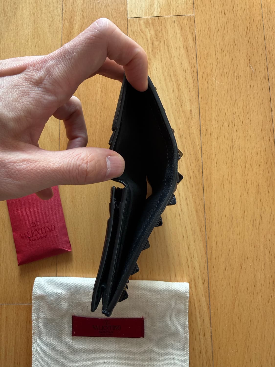 발렌티노 VALENTINO 지갑 중지갑 지퍼돌이 스터드 반지갑 명품지갑 상품이미지5