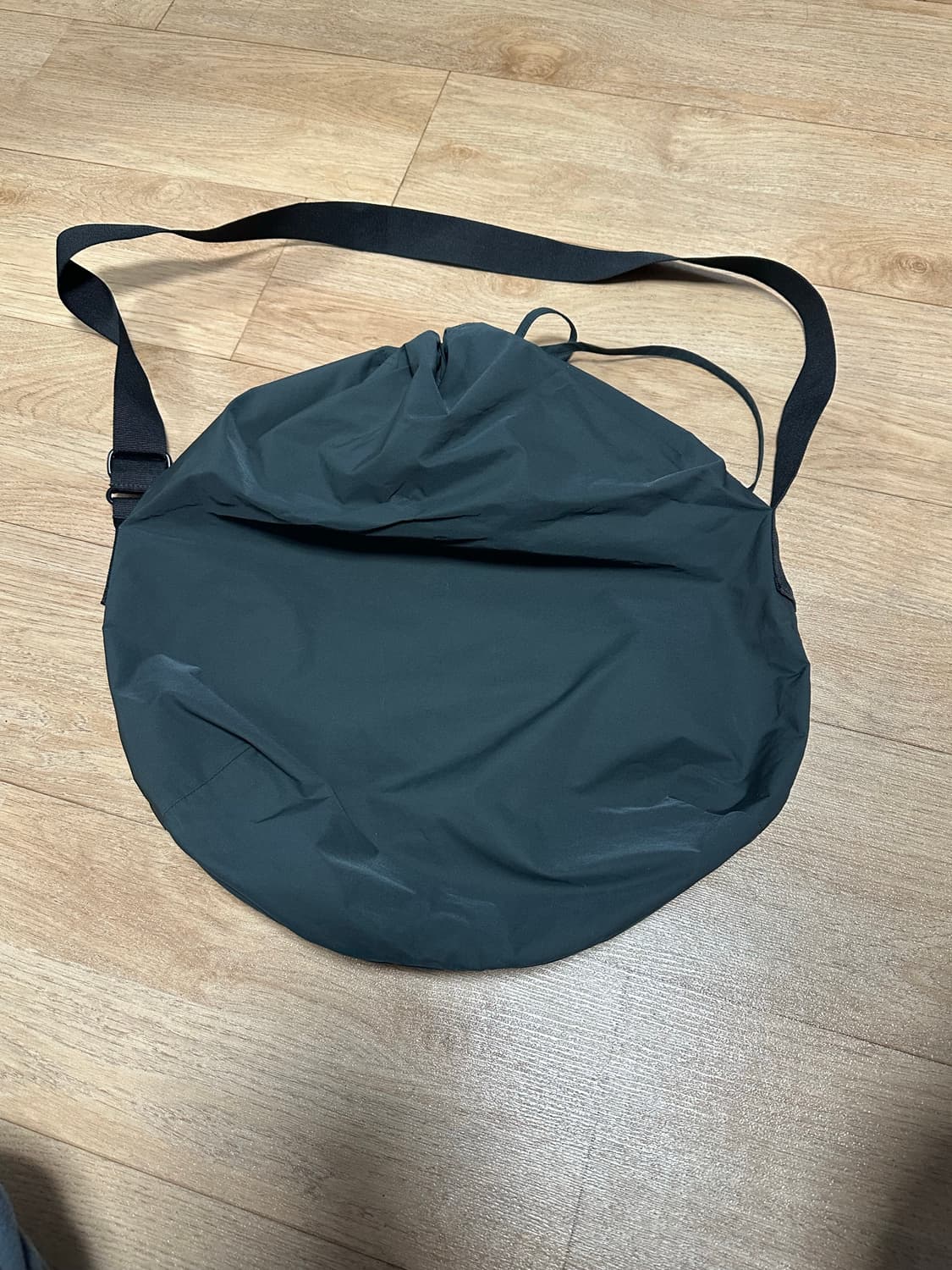 유니클로 U 드로우스트링 숄더백 블랙 상품이미지8