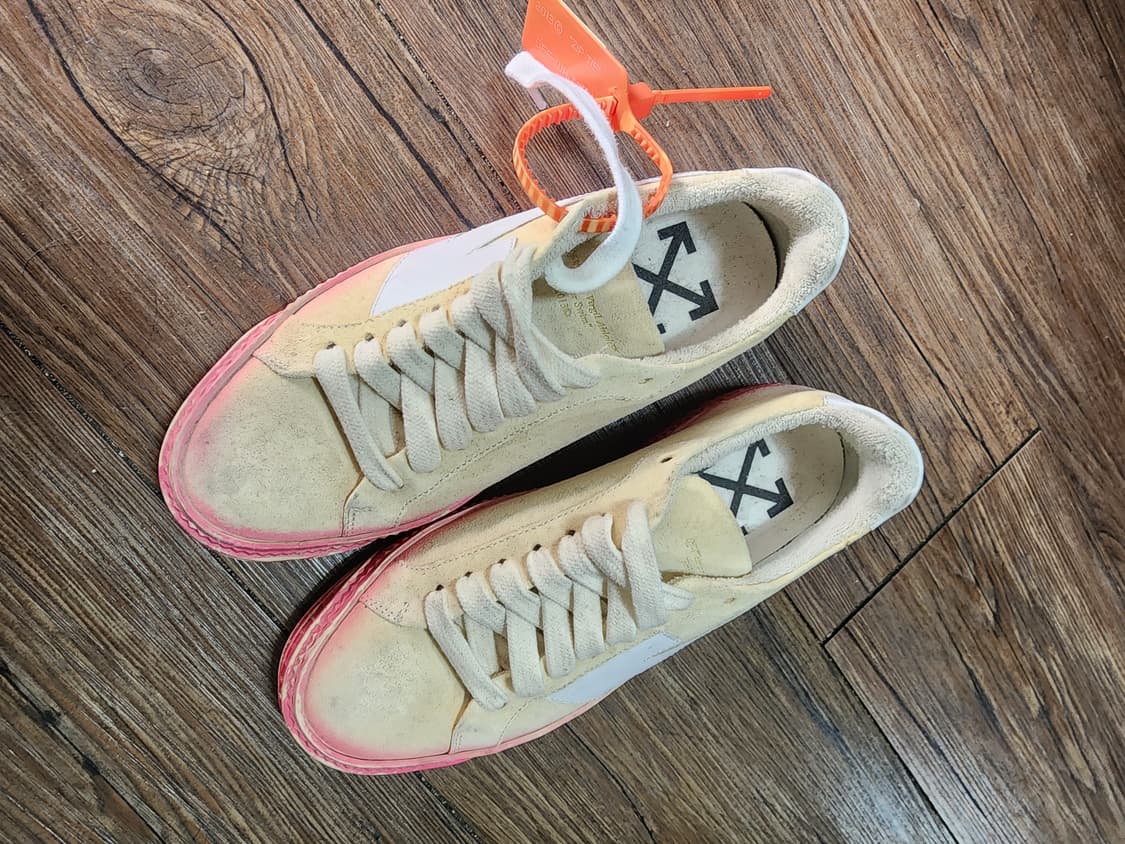 오프화이트 스웨이드 스니커즈 아이보리/핑크 상품이미지1