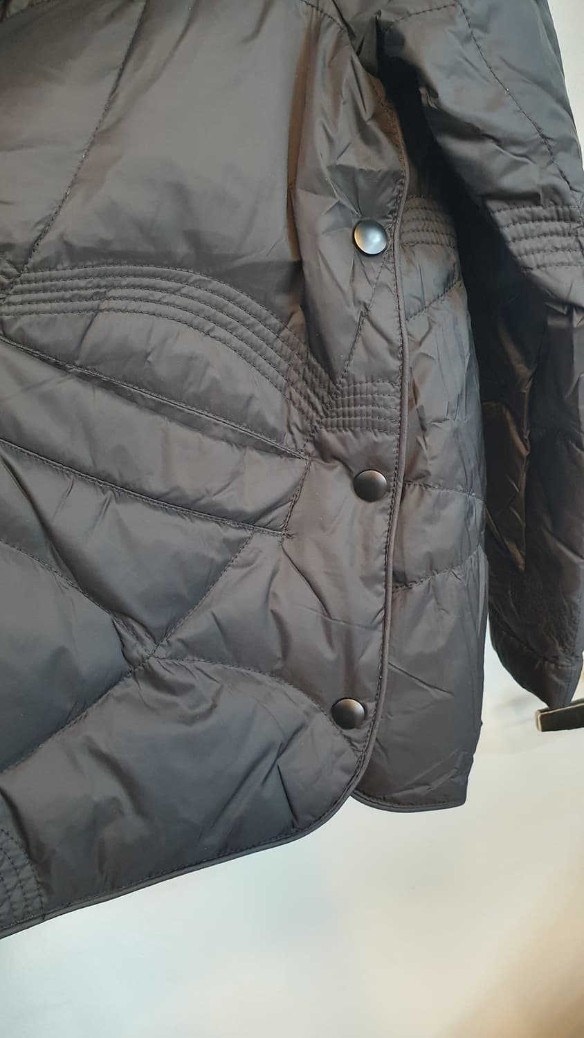 블랙 색상의 오리털 경량 점퍼입니다. 겉감은 은은한 광택 상품이미지3