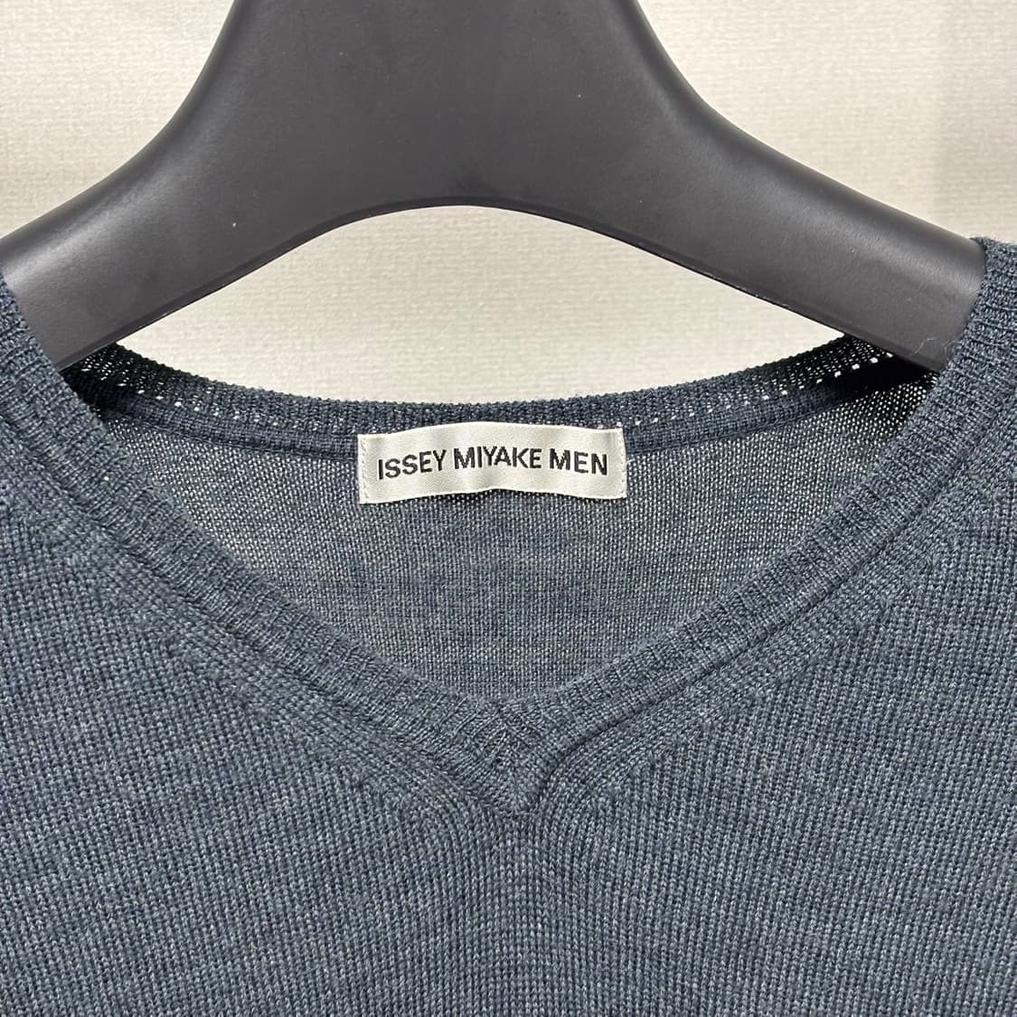 L) 이세이미야케 맨 브이넥 니트 상품이미지2