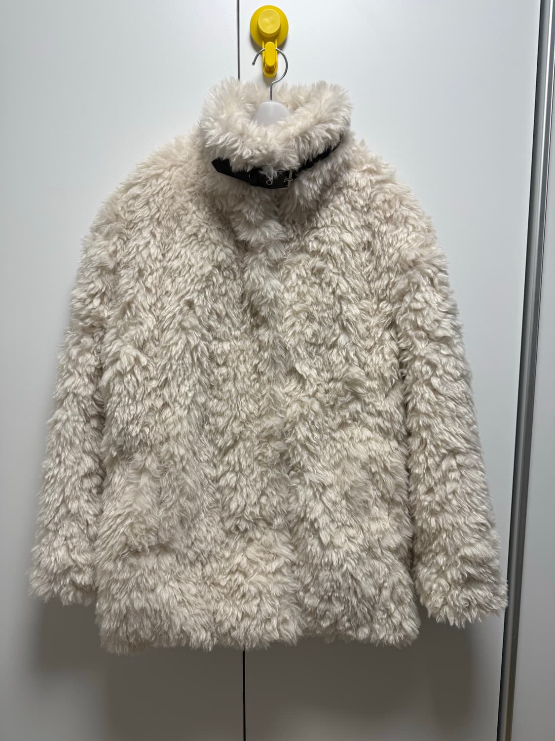 아비에무아 버클디테일 페이크 퍼 코트 상품이미지3