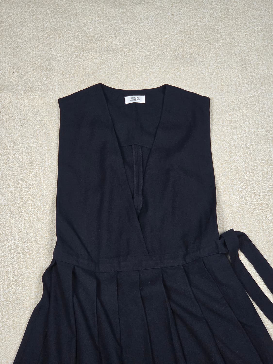 [스튜디오 톰보이] 딥 브이넥 핀턱 슬리브리스 원피스 | 00269 상품이미지2