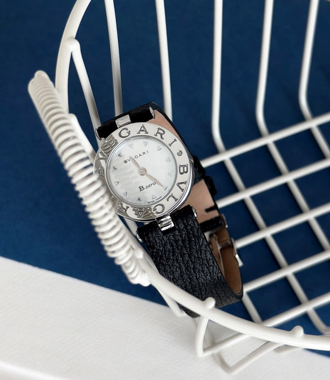 불가리 비제로원 화이트 쉘 다이얼 시계 상품이미지3