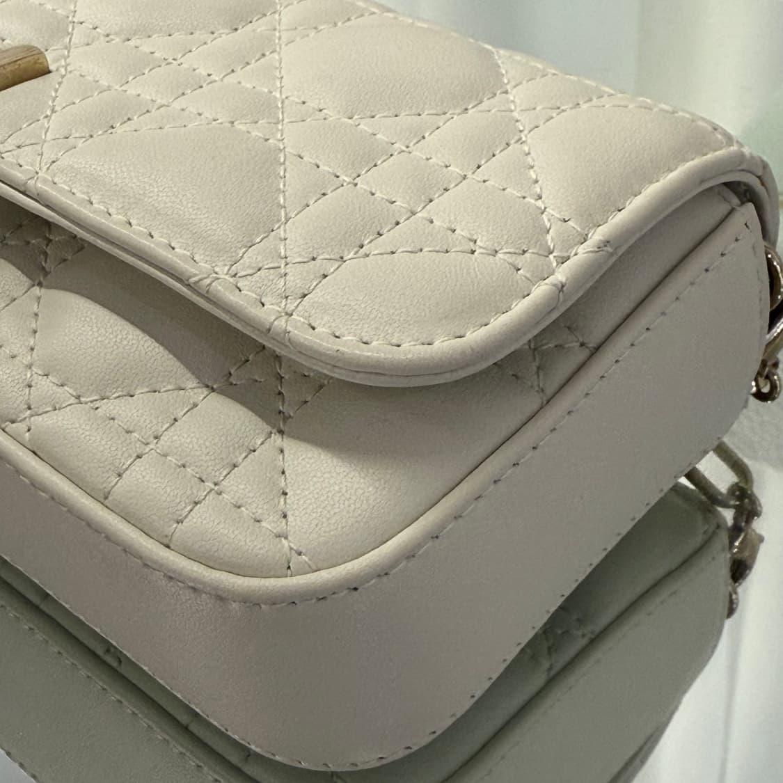 [풀구성]디올 레이디디올 램스킨 까나쥬 라떼 폰 파우치 숄더백 상품이미지7