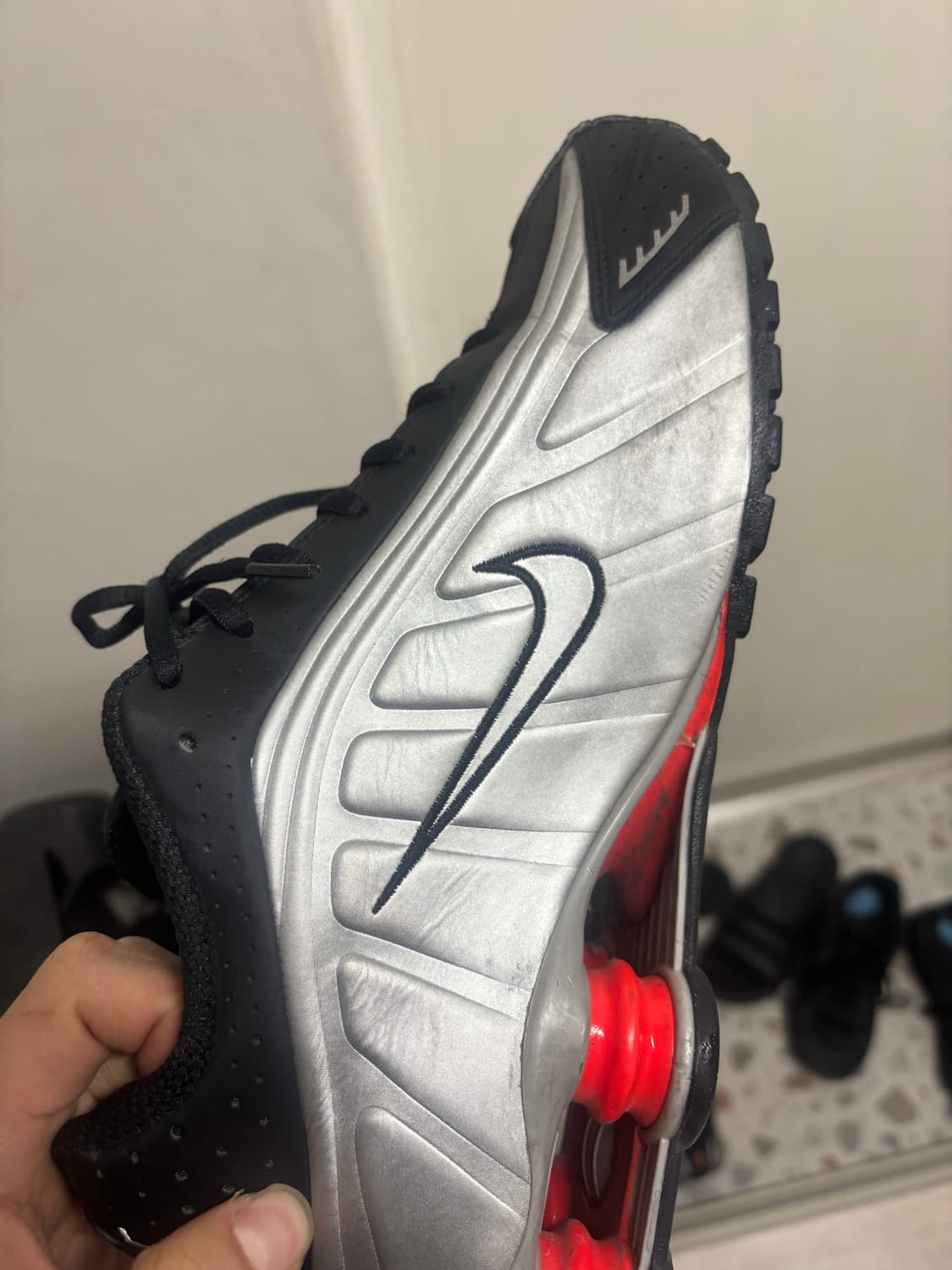 나이키 샥스 r4 블랙 앤 메탈릭 실버 290 상품이미지4