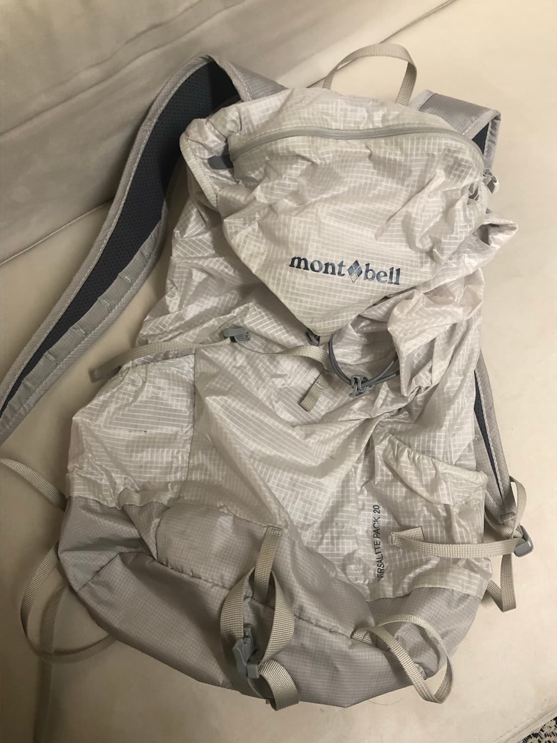 몽벨 버사라이트 백팩 20L 그레이 상품이미지1