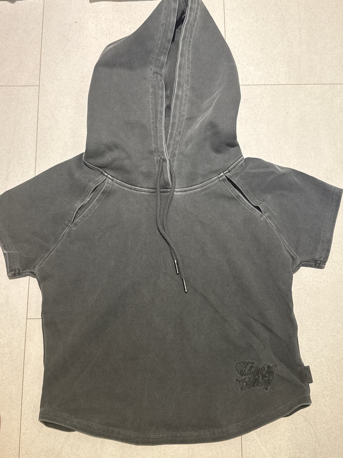 오디너리홀리데이 컷아웃 반팔 후드 상품이미지1