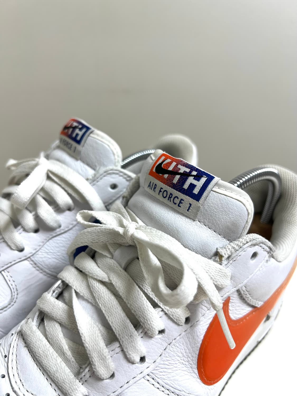 [270] 나이키 x 키스 에어포스 1 로우 NYC 화이트 상품이미지3