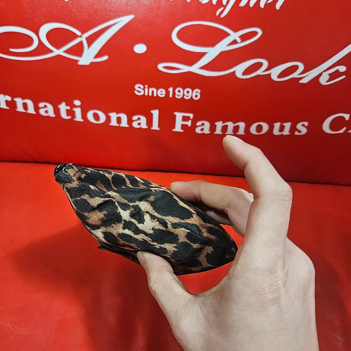 코치(COACH) 레오파드 핸들 파우치백 상품이미지5