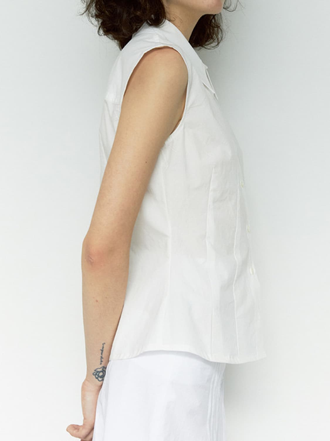 리포스 코튼 슬리브리스 블라우스 판매합니다. 상품이미지3