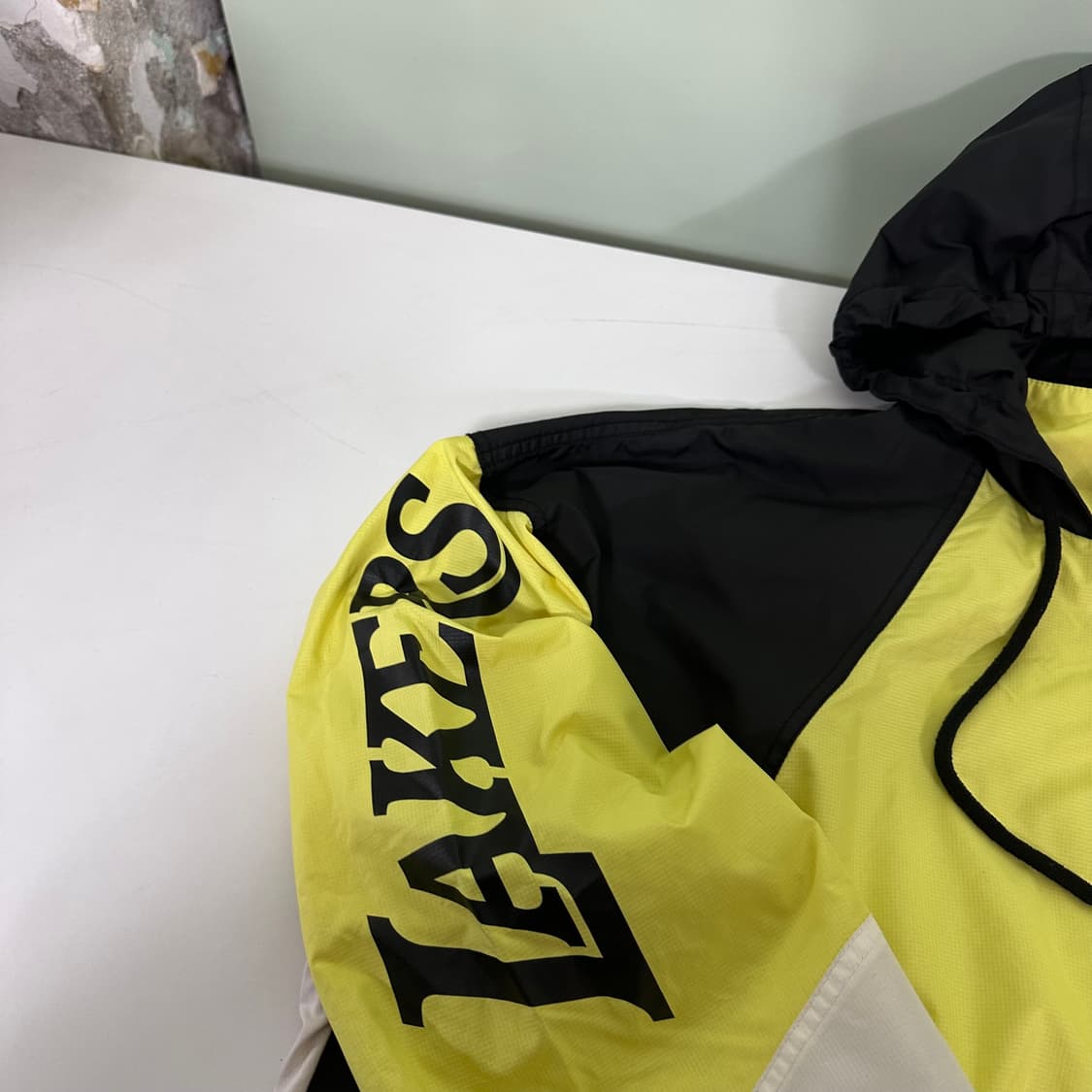 L NBA LA레이커스 검노 오버핏 바람막이 상품이미지2