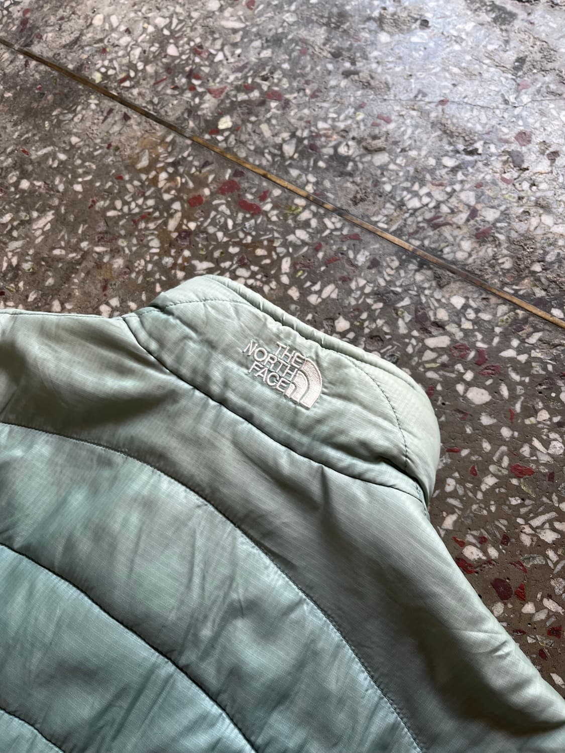 노스페이스 센터로고 세이지그린 경량패딩 상품이미지2