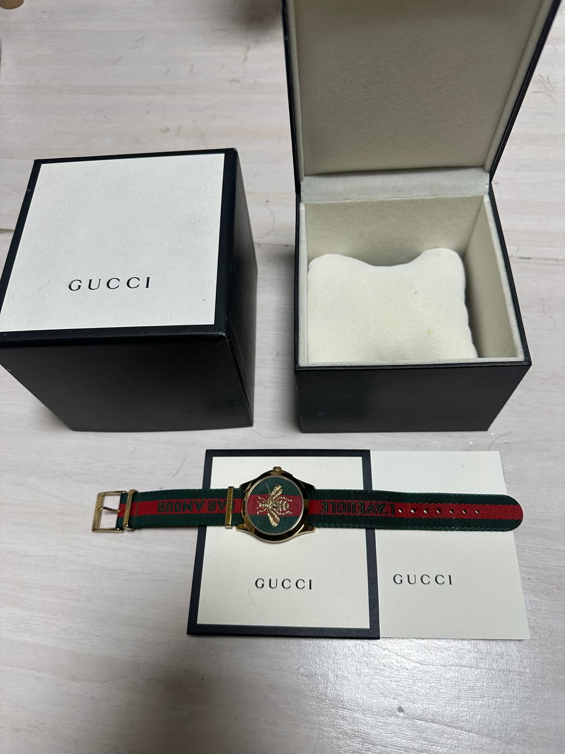 구찌 YA126487B 르 마르셰 드 메르베이 벌 공용 나토시계 상품이미지3