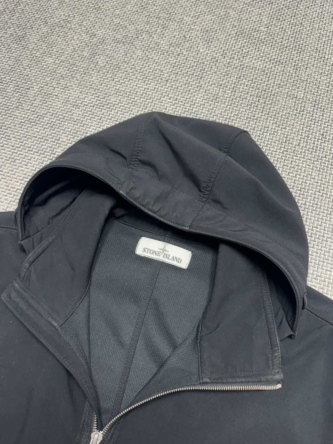 스톤아일랜드 라이트 소프트쉘 후드집업 상품이미지2