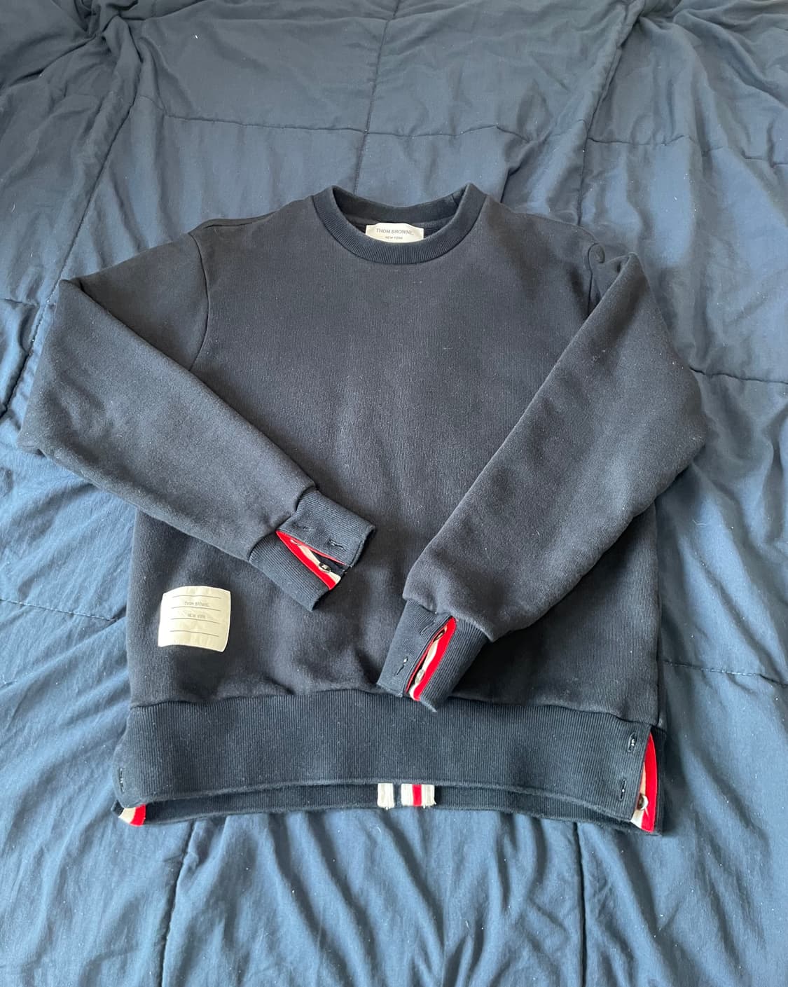 톰브라운 백삼선 맨투맨 네이비 상품이미지2