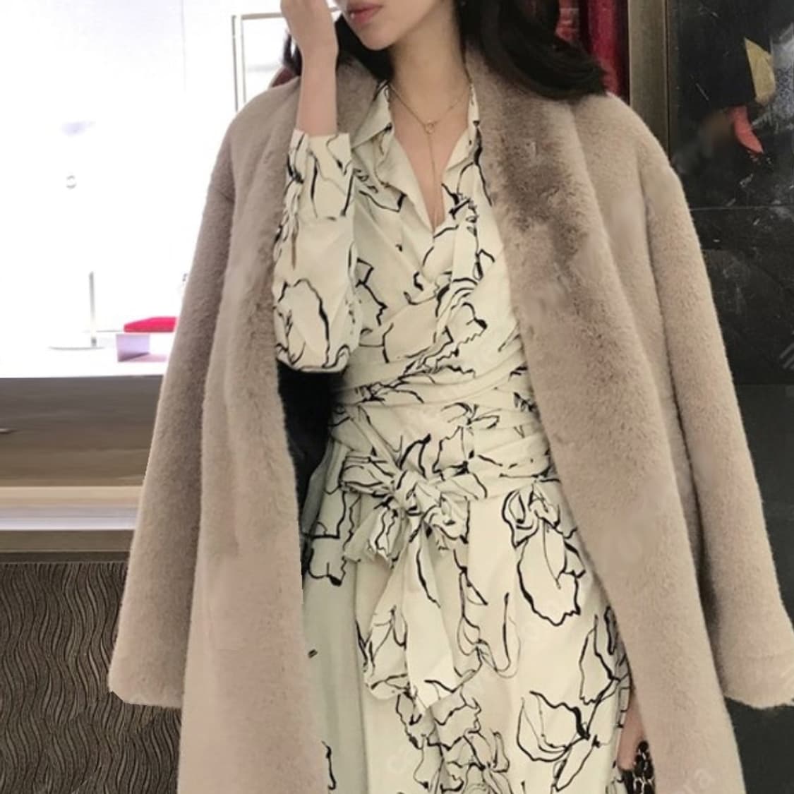 슈어룸 엘라주(ELLOGE) 페이크퍼 코트 55-66 상품이미지3