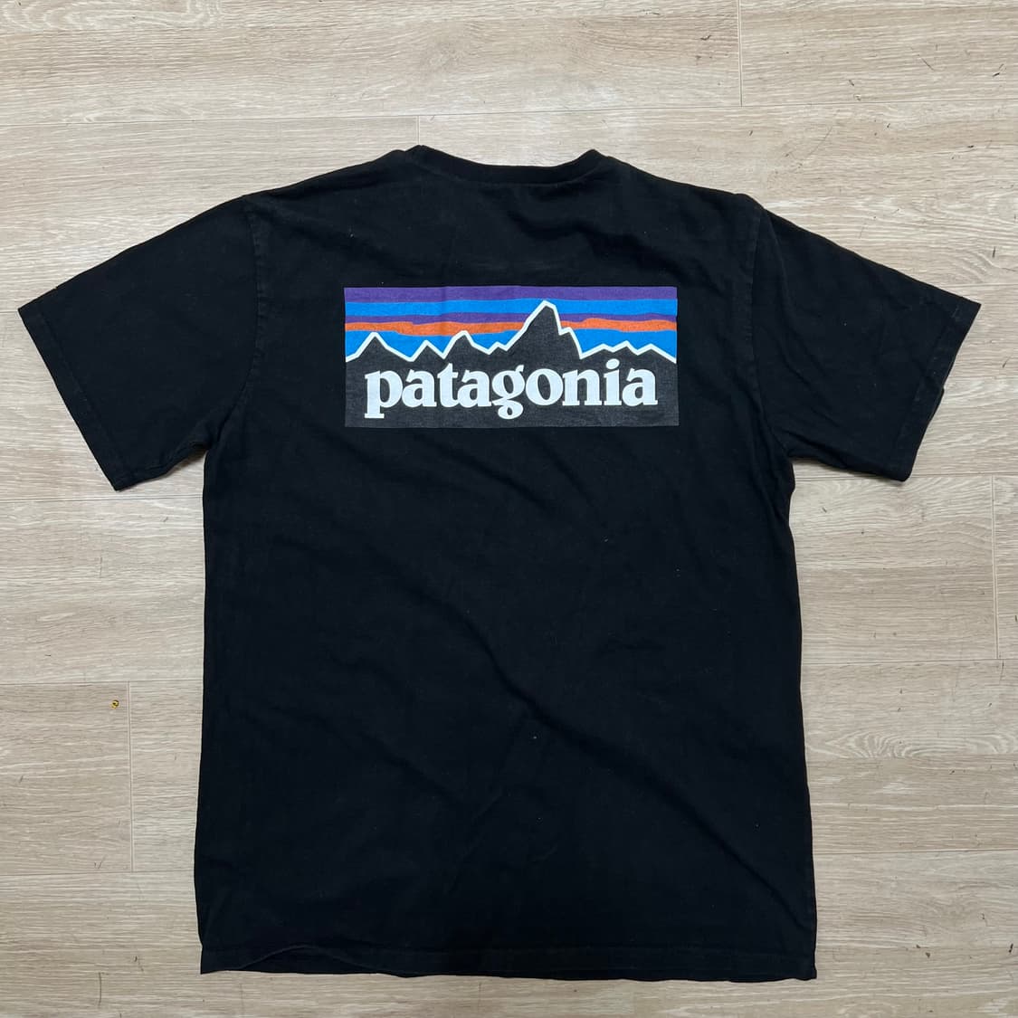 파타고니아 여성 리스폰서빌리티 빅로고 반팔 티셔츠 [블랙] FREE 상품이미지5