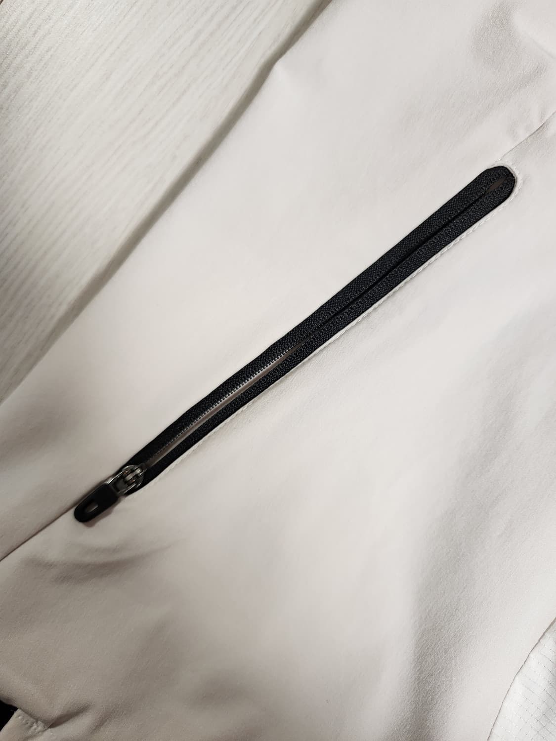 푸마 화이트 후드 집업 바람막이 사이즈xl(새상품급)

오염 하자없이 깨 상품이미지5