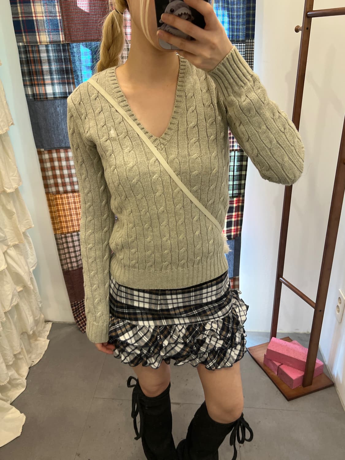 폴로 그레이쉬 베이지 브이넥 꽈배기 니트  상품이미지4