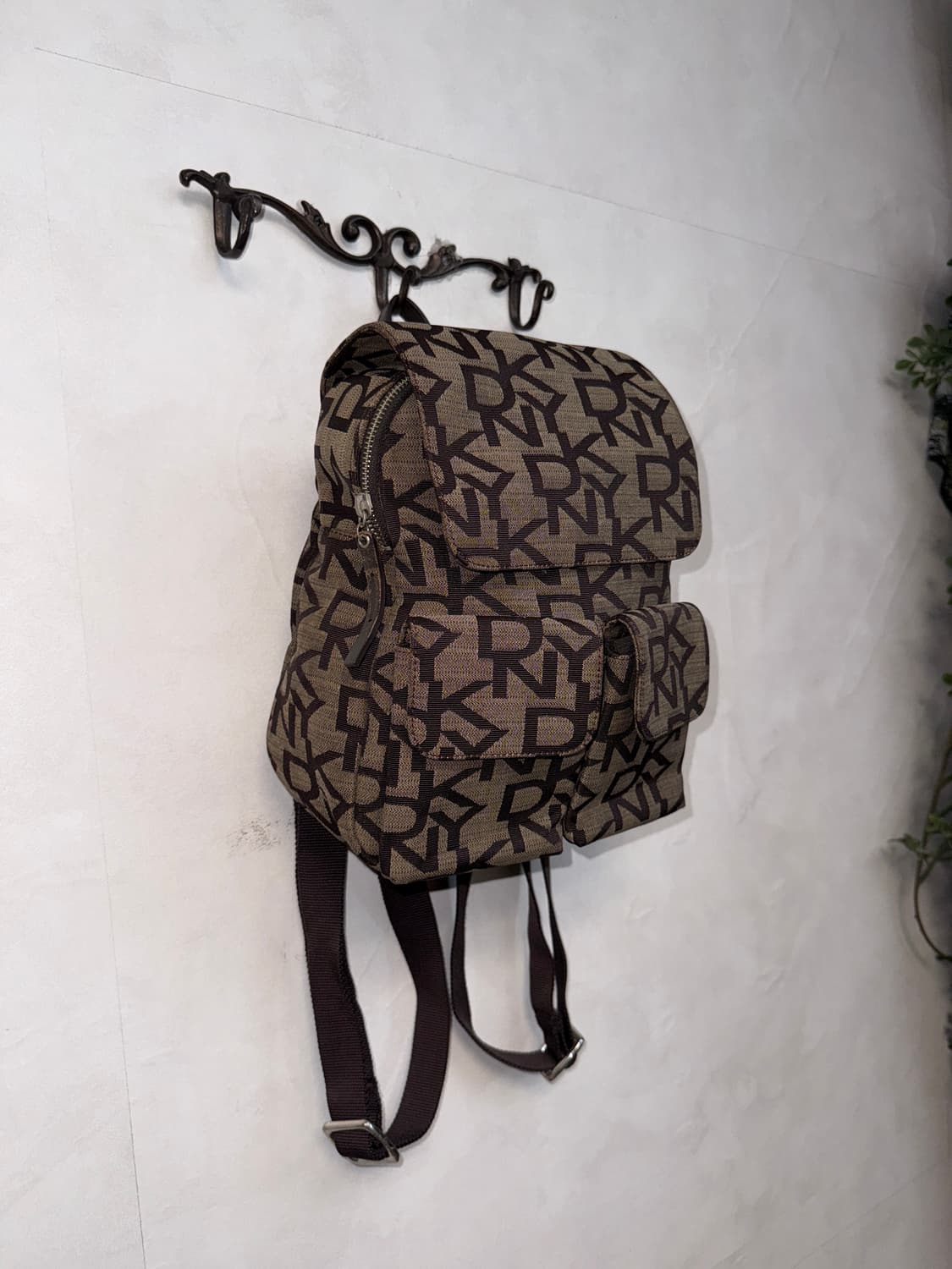 DKNY brown logo multi pocket backpack  상품이미지2