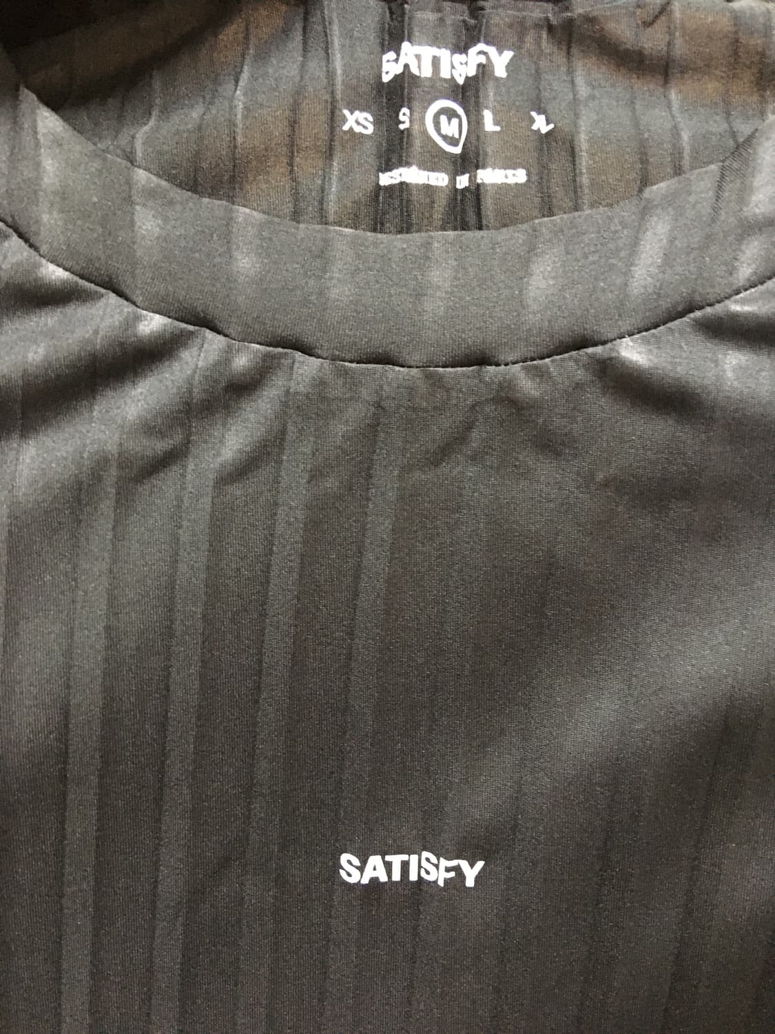 Satisfy AuraLite Pleated black tee 판매합니다 상품이미지4