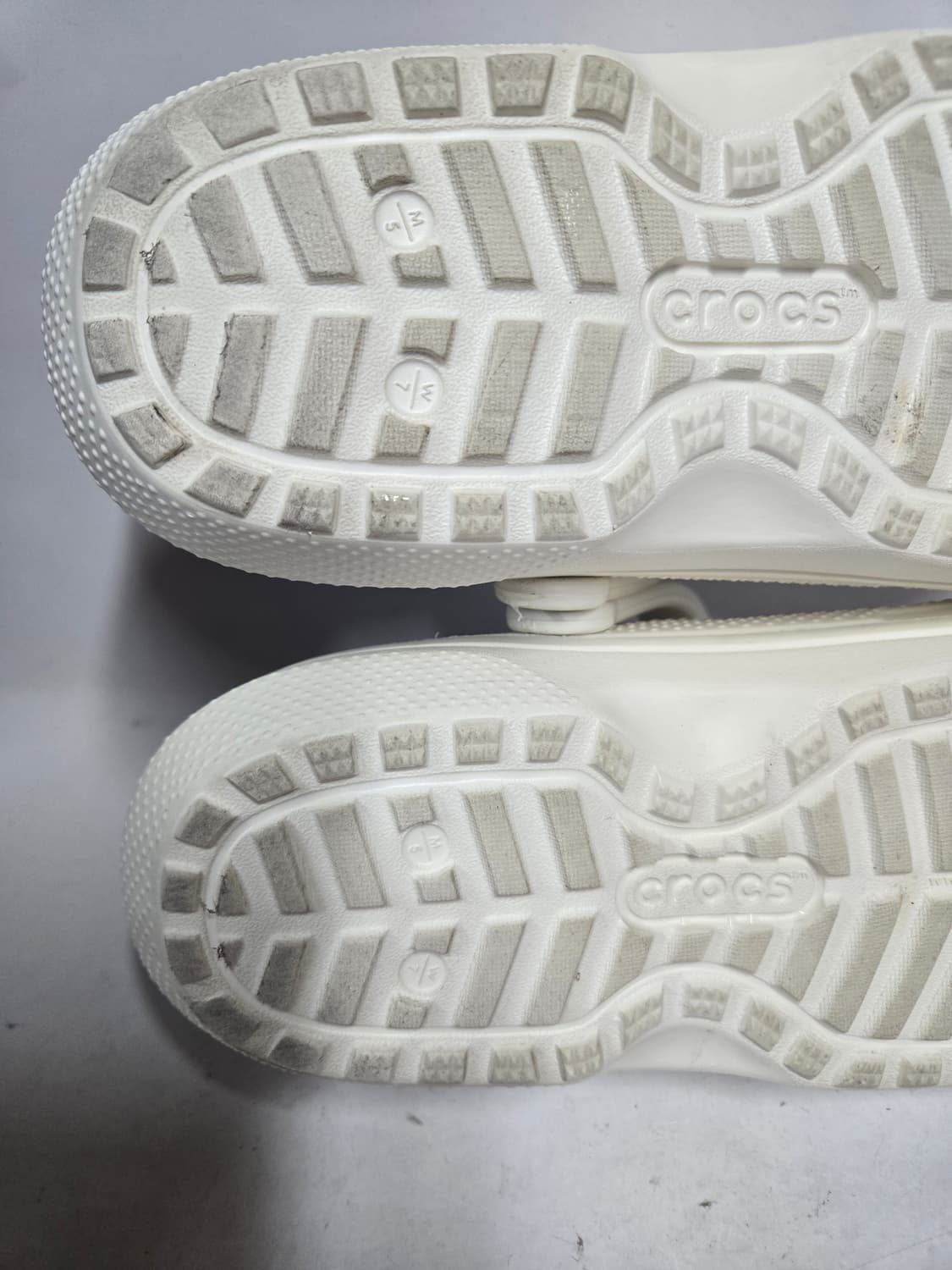 크록스 털 슬리퍼 M5/W7 235mm추천 상품이미지8