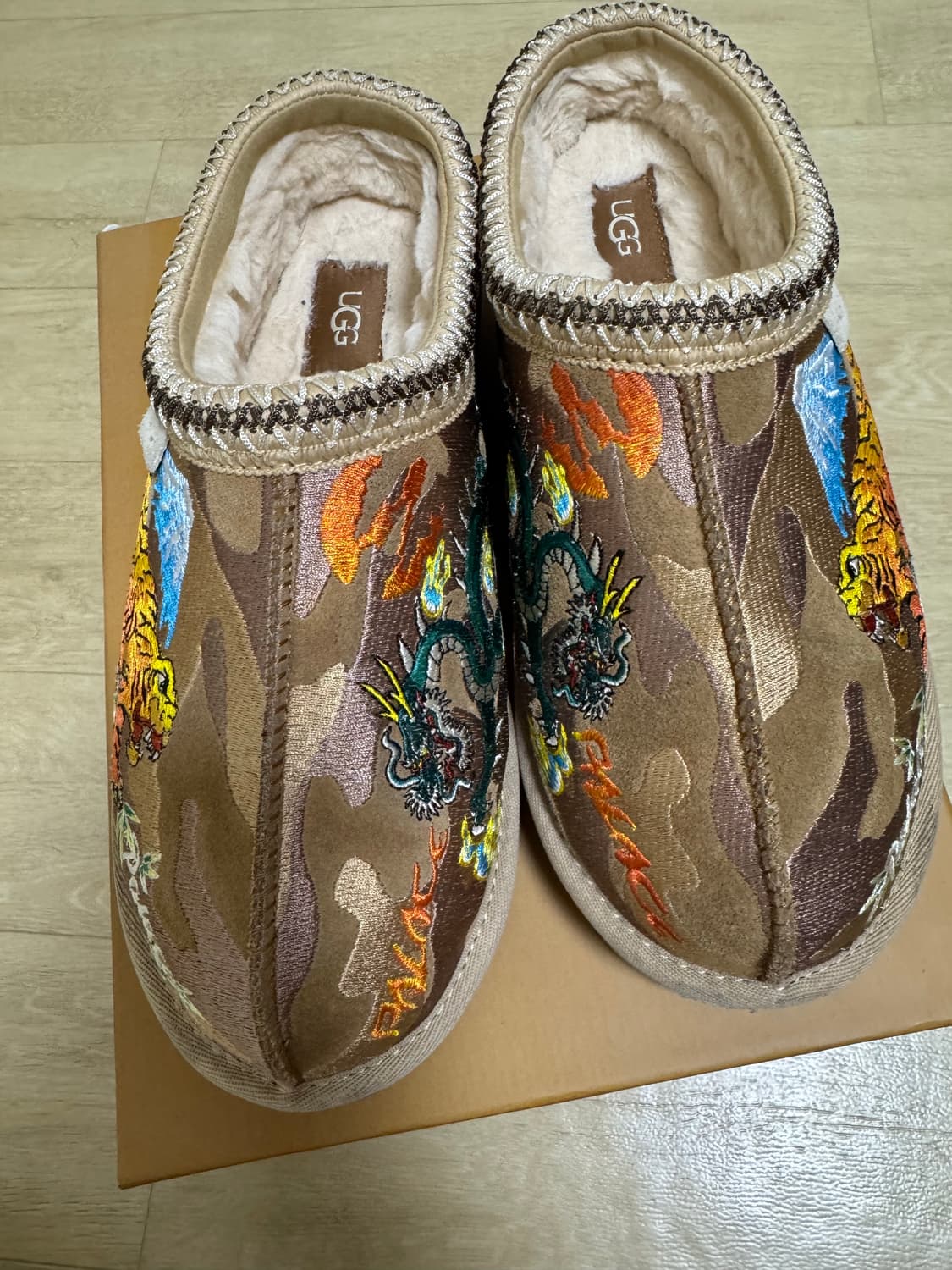 [260] 어그 x 팔라스 타스만 슬리퍼 체스트넛 카모 상품이미지1