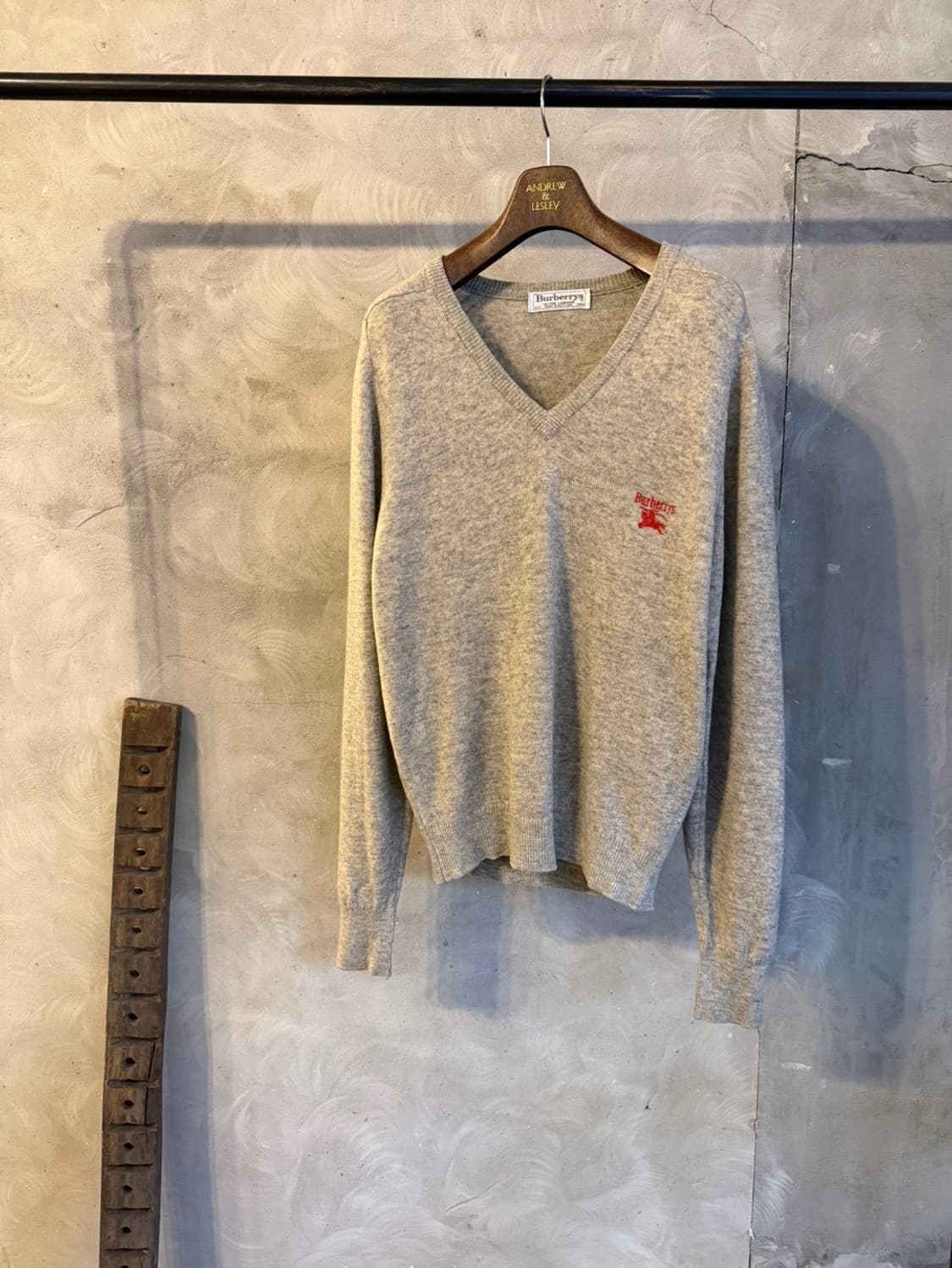 버버리 스코티쉬 브이넥 니트 105 상품이미지1