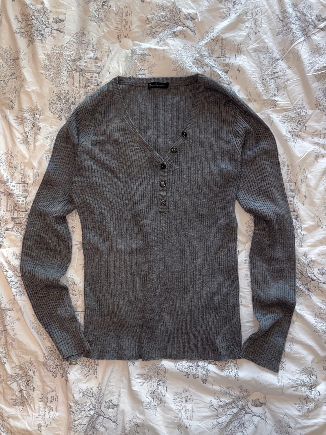 슬림핏 롱슬리브 긴팔 니트 그레이 차콜 버튼 단추 모리걸 상품이미지2