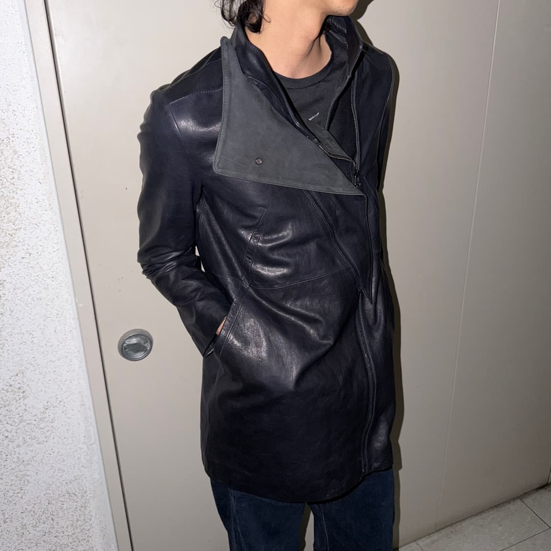 비대칭 하이넥 레더 코트 상품이미지2